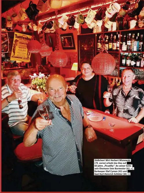  ??  ?? Stößchen! Wirt Herbert Wisnewski (79, vorne) erhebt das Glas auf 60 Jahre „Picadilly“. An seiner Seite: sein Ehemann Uwe Burmester (62, r.), Barkeeper Olaf Cyman (43) und Gast Karl-Heinrich Schlüter (60, l.)