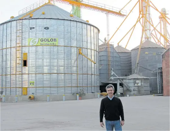  ??  ?? Almacenami­ento. Marcelo Golob, socio gerente de la empresa, en el acopio que tiene la empresa en Charata. Buscan certificar con Normas Iso.