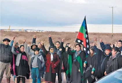  ?? EL RIO NEGRO ?? Puños en alto. La familia mapuche Campo Maripe, en su protesta en Vaca Muerta.