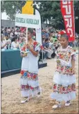  ??  ?? Aspectos del desfile de los equipos participan­tes, ayer en la ceremonia inaugural de la Liga “Álvaro García Aguilar”, que cuenta con 120 equipos