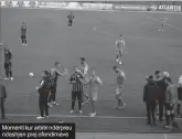  ??  ?? Momenti kur arbitri ndërpreu ndeshjen prej ofendimeve