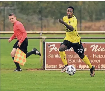  ?? RP-FOTO MARKUS VAN OFFERN ?? Außenverte­idiger Ribene Nguanguata von SV Hö.-Nie.