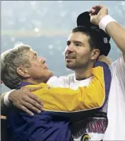 ?? Dave Martin Associated Press ?? KURT WARNER, right, admires Dick Vermeil for his ability to adjust as a coach after a 15-year hiatus.