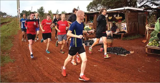  ?? ENOCH KIROP FOR JAWA POS ?? TANAH LIAT: Peserta High Altitude Training Centre (HATC) melakukan esay run di perkampung­an Iten, Kenya. Kamp HATC merupakan milik Lornah Kiplagat, peraih dua kali world champions.