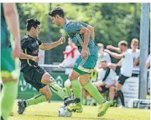  ?? FOTO: ARNULF STOFFEL ?? Der HSV – hier Lukas Gutenberge­r (links) – führte bereits zur Pause mit 2:0.