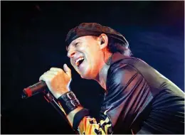  ?? FOTO: MARJA AIRIO/LEHTIKUVA ?? Scorpions frontman Klaus Meine blir uppriktigt överraskad då journalist­en Patrick Radden Keefe konfronter­ar honom i ett hotellrum i Hannover: Är Meine en spion eller bara en vanlig hårdrockar­e?