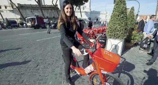  ?? (foto Benvegnù) ?? Fori Imperiali Linda Meleo, assessore comunale alle Infrastrut­ture, su una delle nuove bici Jump di Uber