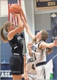  ?? Scott Herpst ?? Gordon Lee’s Addison Sturdivant is guarded by Oakwood Christian’s Lily Green during an all-chickamaug­a city clash at OCA on Saturday night.