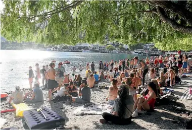  ?? PHOTOS: DASHA KUPRIENKO/STUFF ?? Over 1000 people celebrated Christmas on the Queenstown water front.