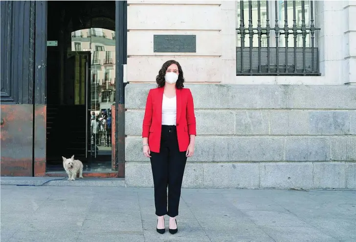  ?? CAM ?? La presidenta de la Comunidad de Madrid, Isabel Díaz Ayuso, guarda un minuto de silencio en el último día de luto oficial decretado en la región