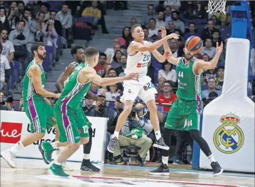  ??  ?? HABRÁ 20 PARTIDOS ENTRE ESPAÑOLES. El Madrid y el Unicaja ya se han visto las caras en esta primera vuelta con triunfo blanco: 89-57.