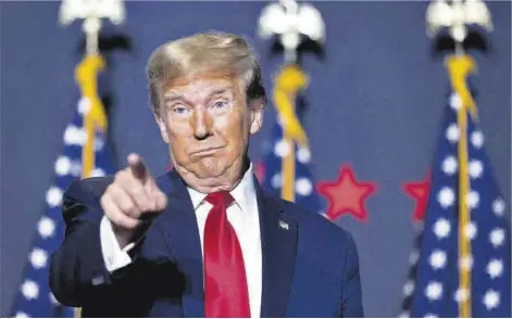 ?? Sam Wolfe / Reuters ?? Donald Trump señala al público durante uno de los mítines de su campaña electoral para las presidenci­ales, el mes pasado.