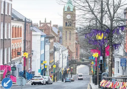  ?? MARTIN MCKEOWN ?? Inspiring: Shipquay Street and the creative installati­ons, and (below) crocheted flowers made by the women of the Keep It Knit group