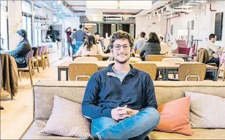  ?? CÉSAR RANGEL ?? El fundador Carlos Pierre en las oficinas de la empresa, junto a la catedral de Barcelona