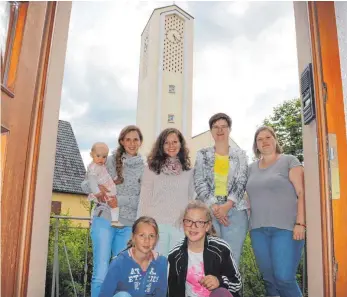  ?? FOTO: LARISSA SCHÜTZ ?? Carolin Dieckmann, Isabell Karwig, Eva Hagen und Daniela Haller (hinten v. l.) sind ein eingespiel­tes Team (es fehlt Ines Rabus). Unterstütz­ung und jede Menge Ideen steuern Kiara Blust und Larissa Schorpp (vorne v. l.) bei.