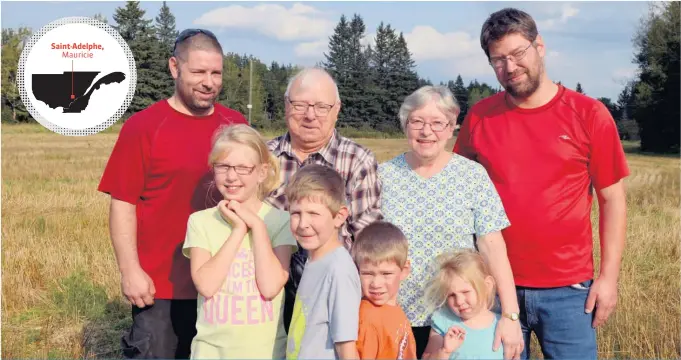  ??  ?? Les frères Sylvain (à gauche) et Éric encadrent leurs parents, Julienne Ricard et Léon Gagnon. Devant eux, les quatre enfants d’Éric : Anne-Sophie, Thomas, Benoit et Marie-Catherine. Alexandre est absent de la photo.