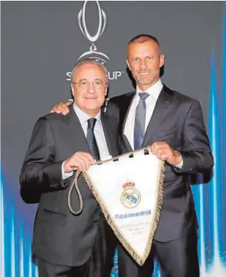  ?? ABC ?? Aleksander Ceferin, su principal enemigo
Arriba, Florentino con Ceferin, presidente de la UEFA y al que ha declarado la guerra. Bajo estas líneas, un aficionado del Chelsea culpa al presidente del Real Madrid de ser el «asesino» del fútbol tradiciona­l