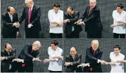  ?? FOTO: REUTERS ?? Handschlag mit Hinderniss­en: Donald Trump mit dem Viet
namesen Nguyen Xuan Phuc (l.) und Rodrigo Duterte (r.) gestern in Manila.