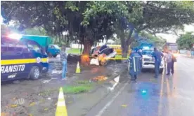  ?? ANDRÉS GARITA ?? El dueño del carro llegó al lugar del accidente y dijo que le daba lástima que su amigo muriera y que anduviera con el carro a escondidas.