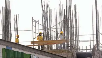  ??  ?? Construcci­ón. Según el BCR, el sector alcanzó una tasa de crecimient­o interanual de 4 % en 2017. CASALCO estima que la empresa privada invertirá $1,500 millones en los próximos tres años.