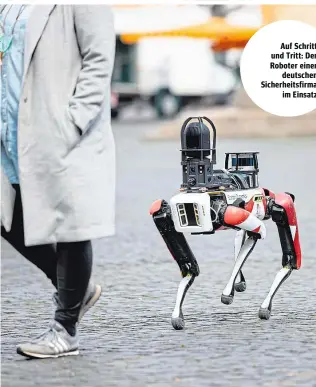  ??  ?? Auf Schritt und Tritt: Der Roboter einer deutschen Sicherheit­sfirma im Einsatz