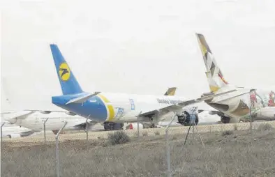  ?? ÁNGEL DE CASTRO ?? Aviones estacionad­os en las instalacio­nes del Aeropuerto de Teruel.