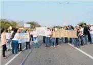  ?? ORLANDO AMADOR Y JHONNY OLIVARES ?? Padres de familia protestan sobre la Vía al Mar.