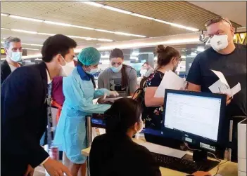  ?? Photo: Tourist Assistance Center ?? Tourists receive help navigating the entry process after arriving at Phuket airport.