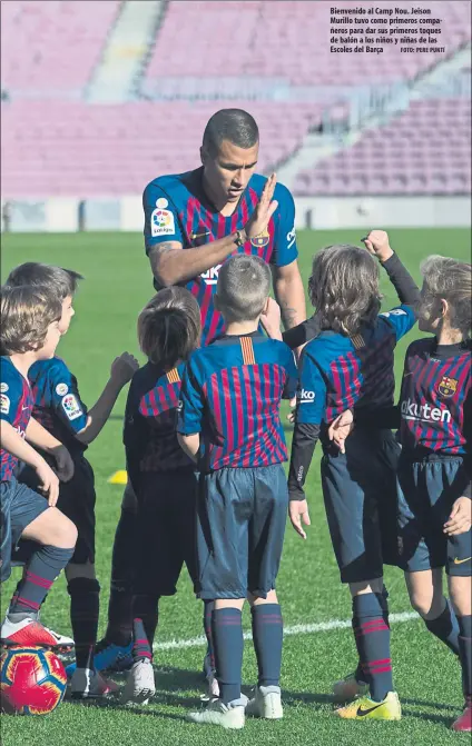  ?? FOTO: PERE PUNTÍ ?? Bienvenido al Camp Nou. Jeison Murillo tuvo como primeros compañeros para dar sus primeros toques de balón a los niños y niñas de las Escoles del Barça