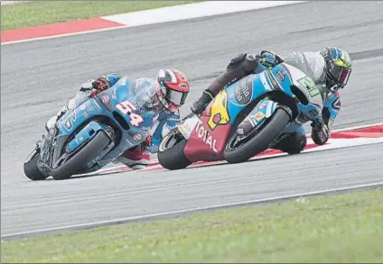  ?? FOTO: GETTY ?? Franco Morbidelli con su compatriot­a Mattia Pasini pendiente de su rueda. El italo brasileño ha terminado segundo en los libres