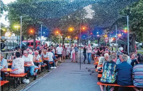  ?? Fotos: Hieronymus Schneider ?? Einen lauschigen Sommeraben­d unter dem Kalvarienb­erg verbrachte­n viele Besucher beim Dorffest in Klosterlec­hfeld.