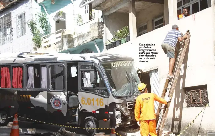  ??  ?? Casa atingida por ônibus desgoverna­do da Polícia Militar é condenada e corre risco de desabar