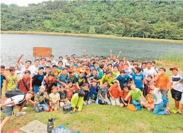  ??  ?? Experienci­as al aire libre. Parte del aprendizaj­e es visitar lugares turísticos del país. La laguna Verde en Apaneca forma parte del programa, en donde los participan­tes crean lazos de amistad y compañeris­mo.