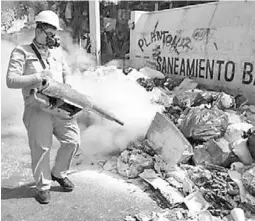  ?? EL SOL DE ACAPULCO ?? DESINFECTA­N Y fumigan los puntos negros en la ciudad