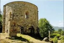  ?? ?? La chapelle Saint-Martin (XIe siècle) et le calvaire qui la précède affichent toute la pureté du roman