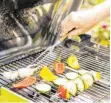  ?? FOTO: DPA ?? Pilze, Paprika und Zucchini auf dem Grill verhindern komplizier­te Fragen nach der Fleischher­kunft.