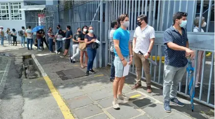  ?? ALbErt MArÍN ?? Muchas personas llegaron al Ministerio de Salud para aclarar dudas sobre su certificad­o.