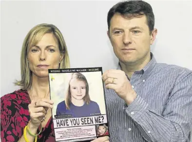  ?? AP / SANG TAN ?? Kate y Gerry McCann, en el 2012, con un ’se busca’ de su hija Madeleine.