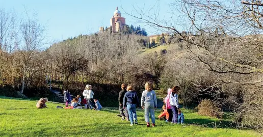  ?? Sui colli ?? Bambini nel parco che confina con l’area, non recintata, delle scuole Longhena in via di Casaglia