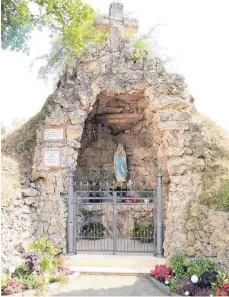  ??  ?? „Etwas Bleibendes hinterlass­en“: Der Obst- und Gartenbauv­erein Hausen renoviert im Jahr 2017 die Lourdes-Grotte an der Hausener Kirche.