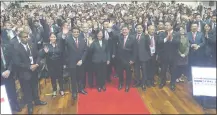  ??  ?? Los mandatario­s y demás autoridade­s posaron ayer con los 400 estudiante­s de la futura universida­d tecnológic­a.