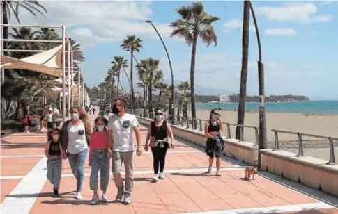  ?? JAIME GARCÍA ?? Playas como la de la Rada, en Estepona, esperan la llegada de ‘turistas’ andaluces este fin de semana