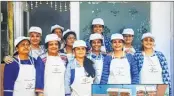  ??  ?? These women who prepare the food packets are not social workers but housewives and profession­als