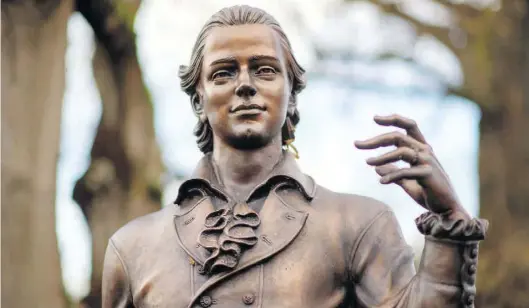  ?? DPA-BILD: MURAT ?? Kein „verzärtelt­er Schöngeist“: Eine Skulptur Friedrich Hölderlins in dessen Heimatstad­t Nürtingen