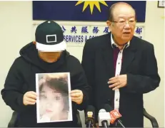  ??  ?? Leon, accompanie­d by Chong, showing the suspect's picture at the press conference yesterday.