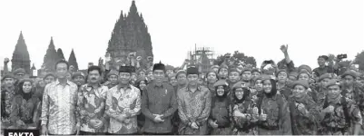  ??  ?? Sri Sultan Hamengku Buwono X lebih dulu berfoto dengan Presiden Jokowi, para menteri, Kokam, dan Banser.
