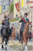  ?? ARCHIVFOTO: BITTNER ?? Traditione­ll reiten nur Männer beim Blutritt in Weingarten mit, hier vor der Basilika.