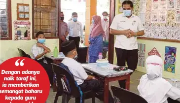  ?? FOTO: MALAI ROSMAH TUAH ?? DR Radzi melawat murid di bilik darjah pada Majlis Pecah Tanah Pembinaan Semula dan Menaiktara­f Sekolah Daif Tahun 2020 di SK Sangkabok.