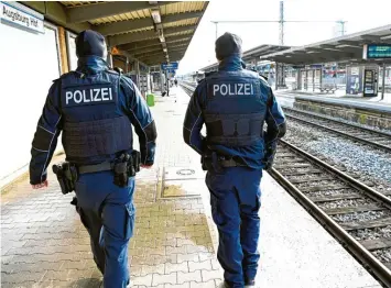  ?? Foto: Silvio Wyszengrad ?? In Bahnhofsbe­reichen in Augsburg ist in den meisten Fällen die Bundespoli­zei für die Ermittlung­en zuständig. Am Hauptbahnh­of ist die Zahl der Straftaten stabil.