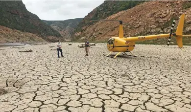  ??  ?? FOTO: ADRI VLOK
2018 ONDER: Die Gamtoos-besproeiin­gsraad neem monsters in die kurkdroë Kougadam.